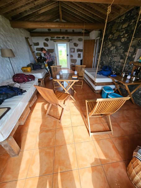 Interieur van een gezellige kamer met houten meubels en lage stoelen.