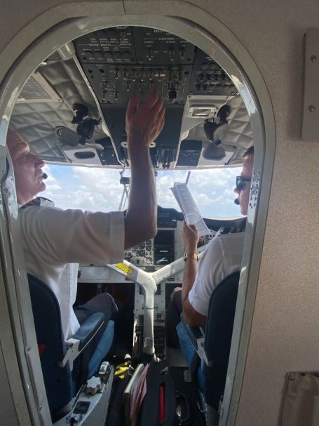 Twee piloten in de cockpit met een zicht op het bedieningspaneel.